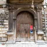Ad attirare il nostro sguardo � il monumentale portale di accesso. L�ampio fornice a pieno centro � fiancheggiato da semiparaste sovrapposte che poggiano su dei massicci piedistalli